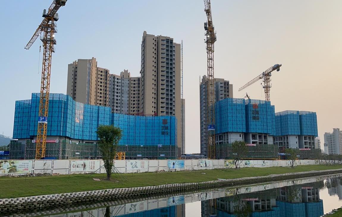 液压爬升防护屏